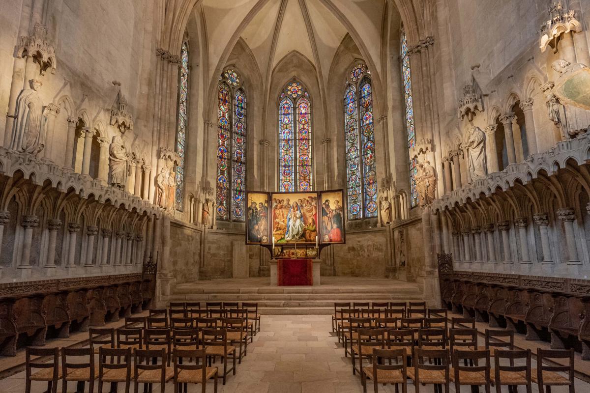 Westchor mit Stifterfiguren und Triegelaltar Westchor mit Stifterfiguren und Triegelaltar