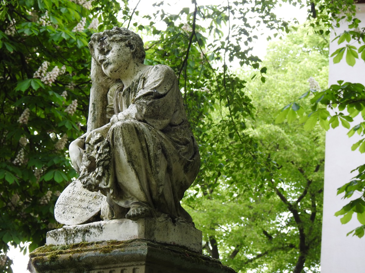 Trauernde Figur auf Friedhof Bergkirche Osthofen